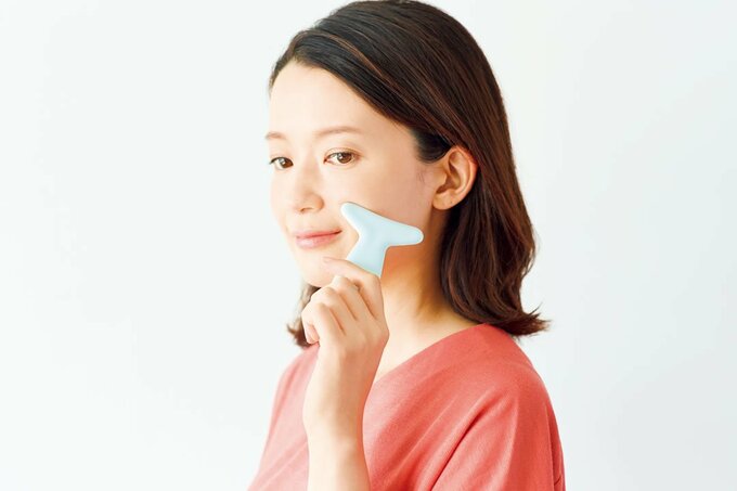 カッサを使用する女性