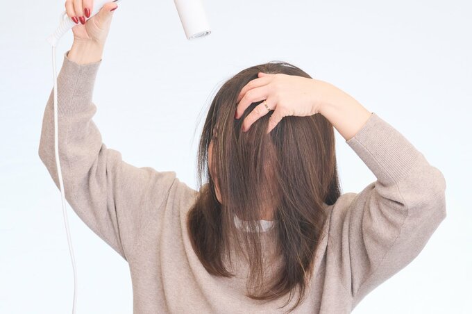 髪を乾かす女性