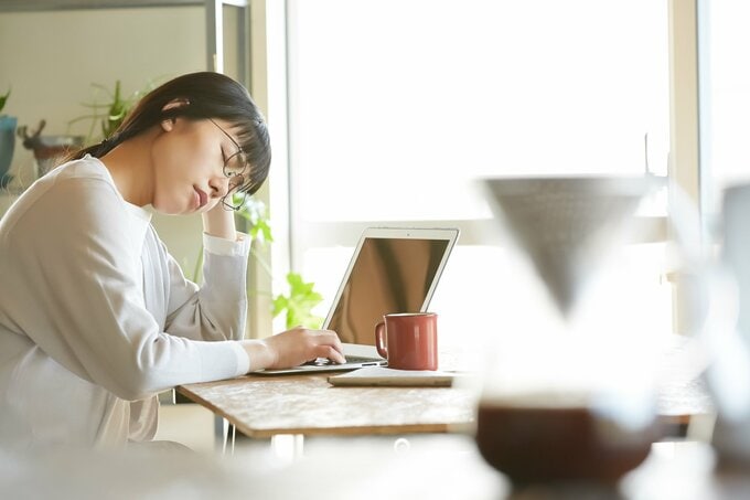 文章を書くのに迷っている女性