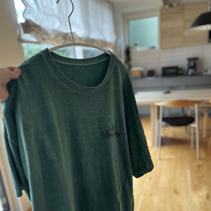 ハンガーにかかったTシャツ