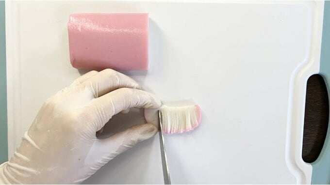 縦に約1～2mm幅の切り込みをたくさん入れる