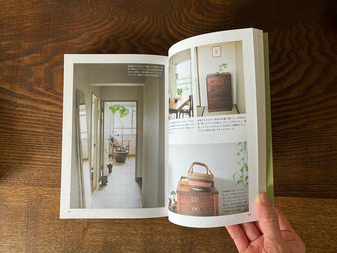 今の家を本で見ている様子