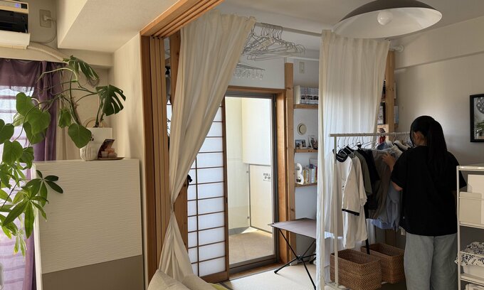 子どもが服をフックにかける様子