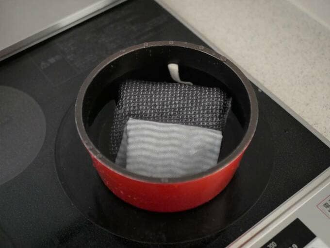 ふきんが隠れるくらいの水を入れる