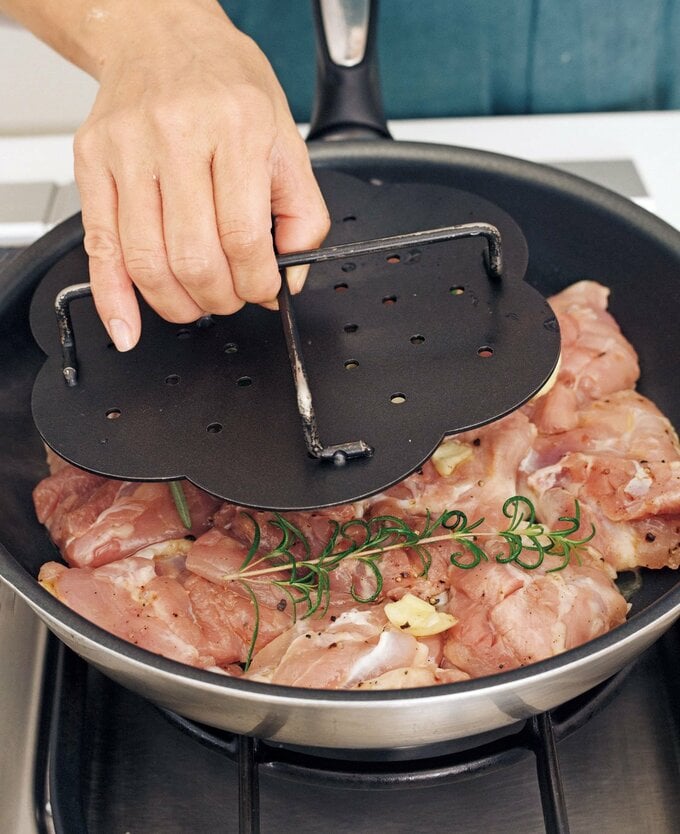 お肉に落とし蓋