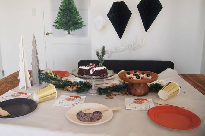 クリスマス飾りのある食卓