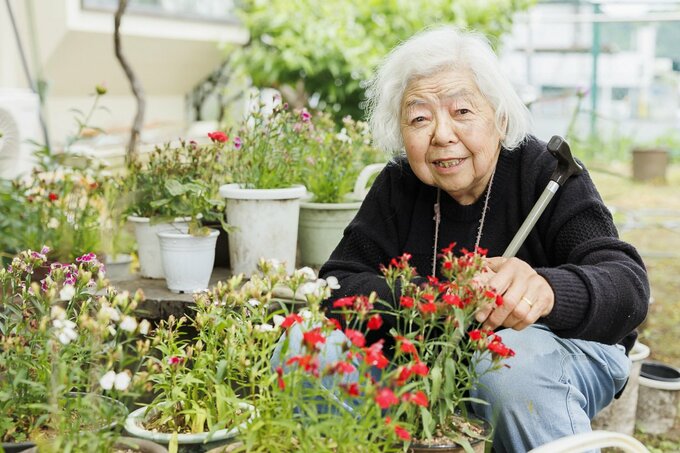 花を手入れする女性
