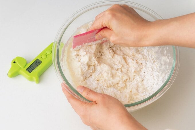 パンの材料に追加を加えよく混ぜる様子