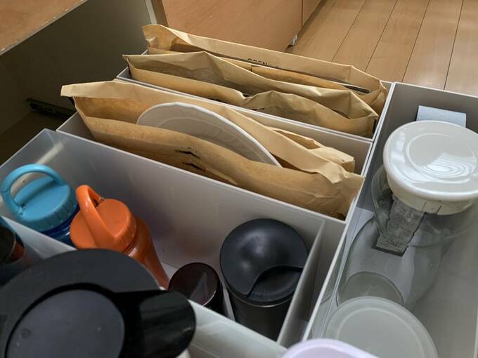 引き出しにクッション封筒に入っている食器