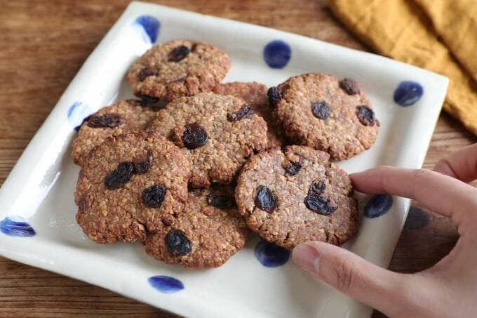 オートミールでつくるクッキーを持つ様子