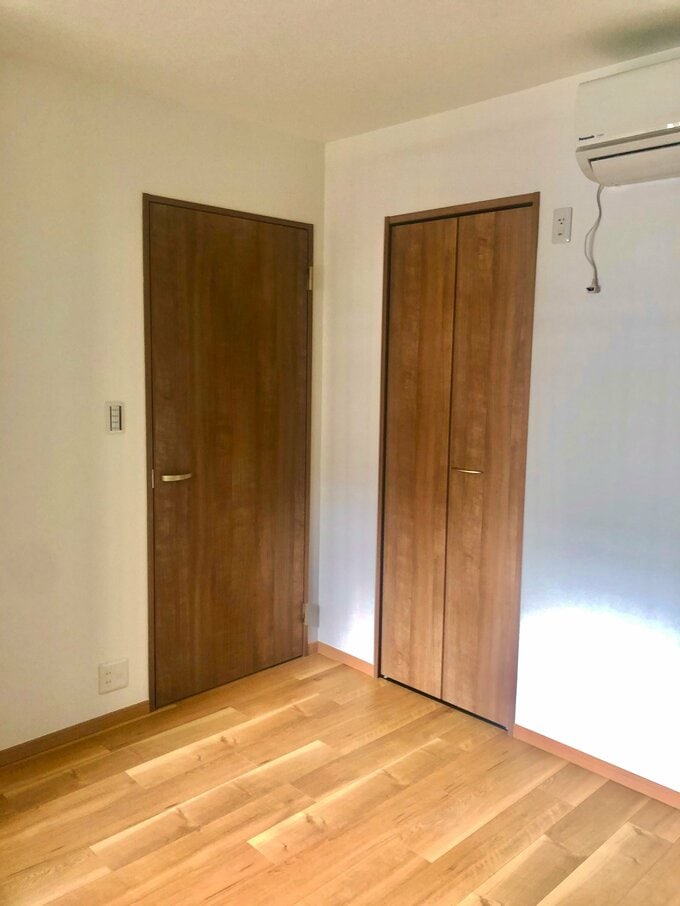 オークのフローリングとブラウンの建具