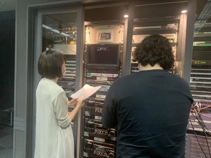 本番直前のナレーターとの読み合わせ