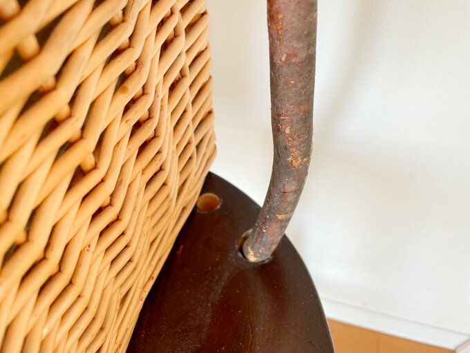 イスの背もたれ用の穴に枝を挿した