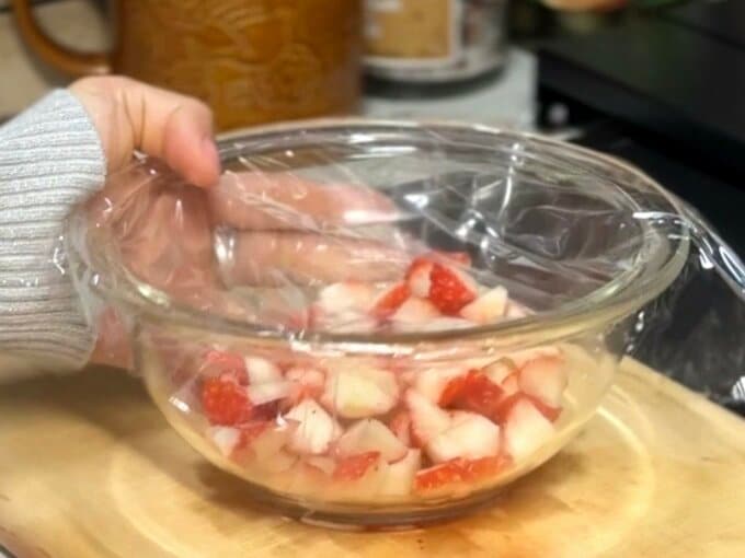 いちごを耐熱ボウルに入れているところ