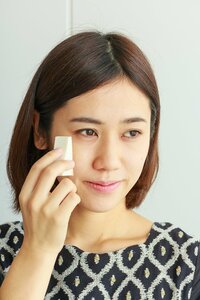 乾燥シーズンにぴったり!ファンデーションの「スタンプ塗り」でツヤ肌に