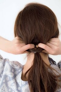 毛束の根元を引っぱって上から通していく