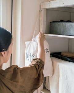 フックにかけたエコバッグで定量に