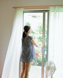 窓をあけて扇風機で熱を逃がしエアコンの効率をよく