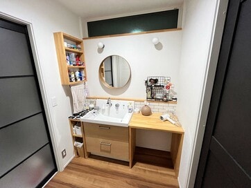 朝の渋滞ゼロ、「洗面所」に化粧スペースとこだわりの収納棚がある快適な間取り