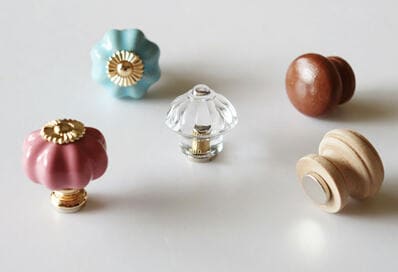 セリアの取っ手でオリジナルマグネットをDIY。キッチンが華やかに