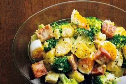 家にある食材で「ごちそうサラダ」が完成。ジャガイモとベーコンはこんがり炒めておいしい／山本ゆりさんレシピ