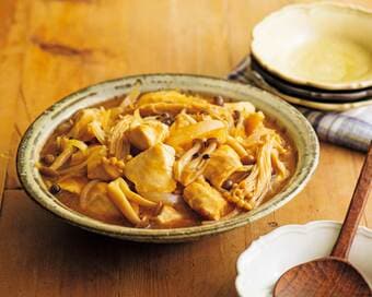 鶏胸肉を12分煮るだけでとろとろに。フライパン1つで簡単煮込みレシピ