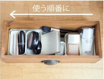 100均のお弁当用シリコンカップが使える！メイクコーナーをすっきり見せるワザ