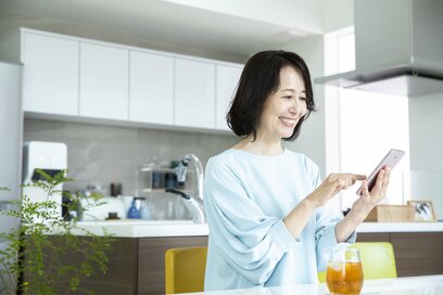 75歳、耳が遠くなった高齢親を見て「60代で変えた」習慣。ニュースは“見ず”に“聞く”