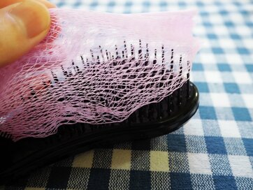 ダイソー「ブラシケアネット」は着けるだけで、ブラシのプチストレスが解消！