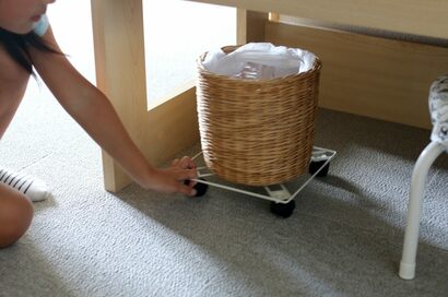 100均のキャスターつき花台は収納にも便利！掃除がスイスイできるように