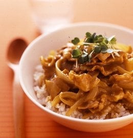 豚肉とタマネギでつくる、おそば屋さんのカレー！タマネギたっぷり和風豚カレー丼