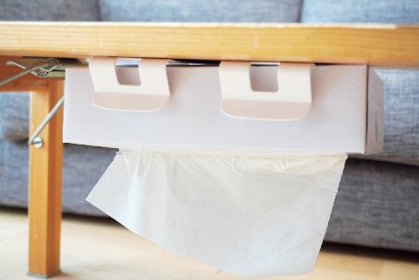 ティッシュケースをテーブル裏に固定