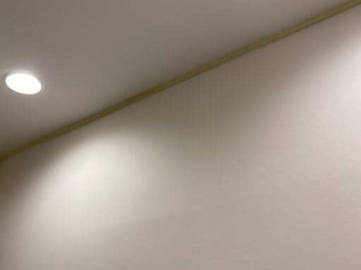 天井部分をマスキングテープで養生したところ