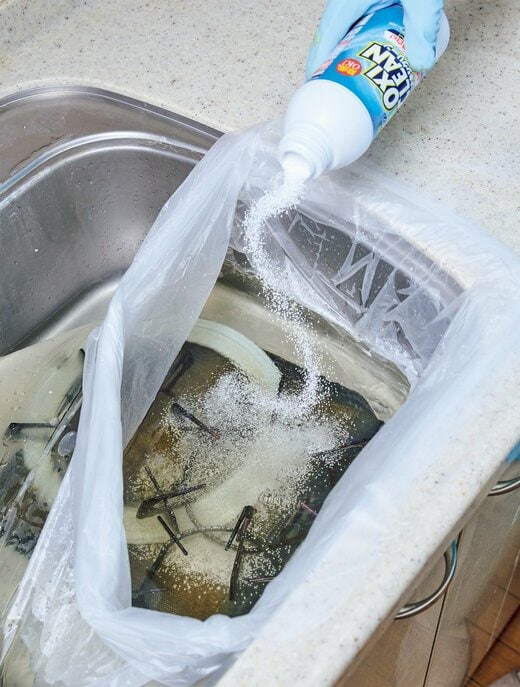 ゴミ袋を使うと、つけ置きが簡単に！