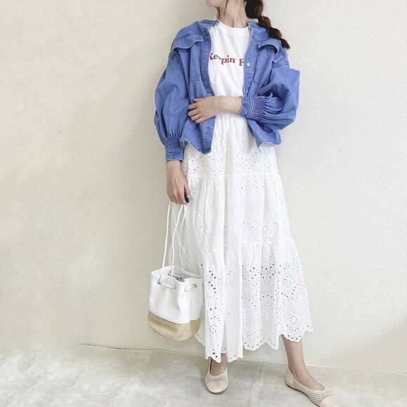 ホワイトでまとめたワントーンコーデに合わせる