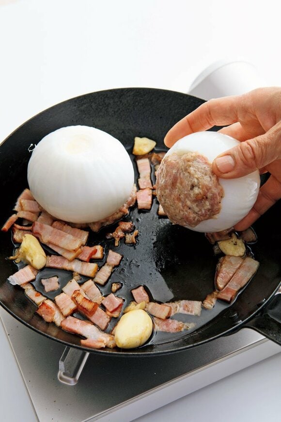 フライパンにタマネギベーコンひき肉