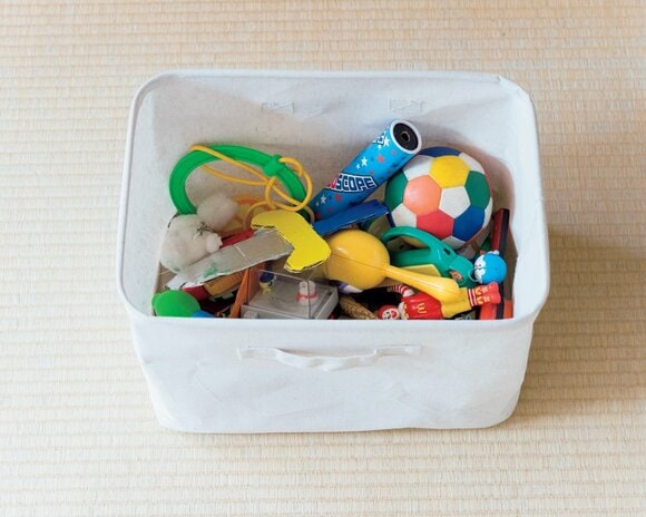 雑多なオモチャはカゴにまとめ、きれいをキープ