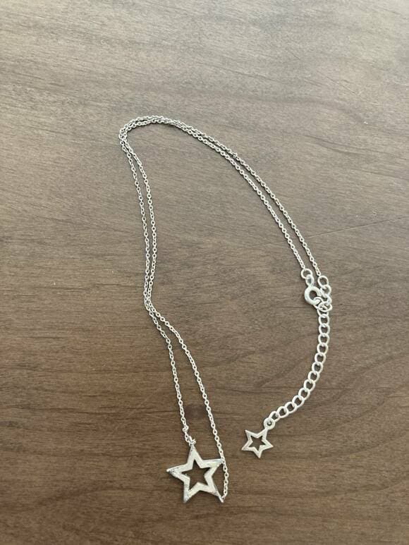 シルバーのネックレス