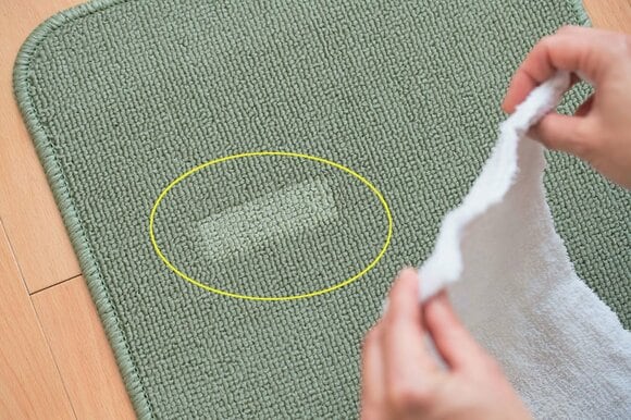 へこみに濡れタオルをかぶせる