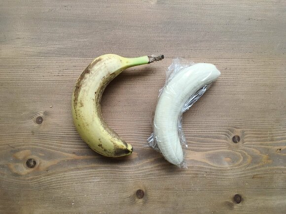 熟れたバナナをラップで包んで冷凍