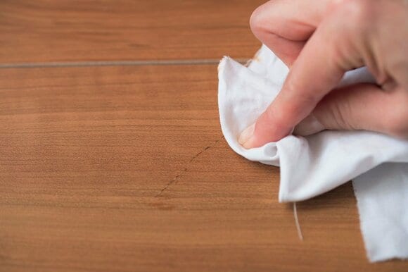 布でこすってなじませる