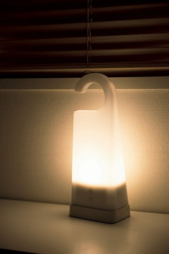 おやすみ前に優しく光る携帯式のライト