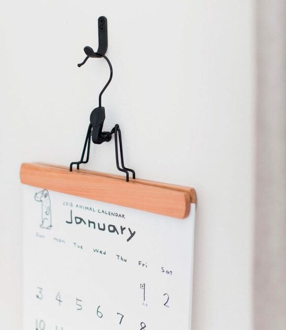 ボトムハンガーを使ってカレンダーをディスプレー