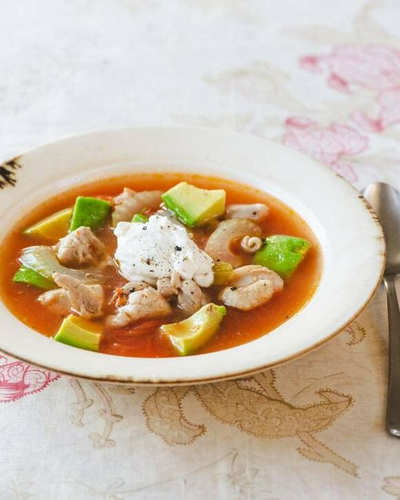 鶏肉とアボカドのトマトヨーグルトスープ