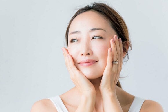 神崎さん両手で頬