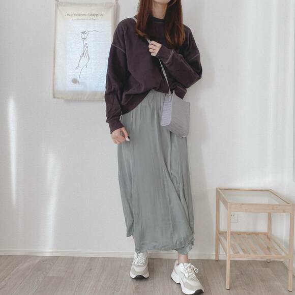 スウェットとスニーカーを合わせたコーデ