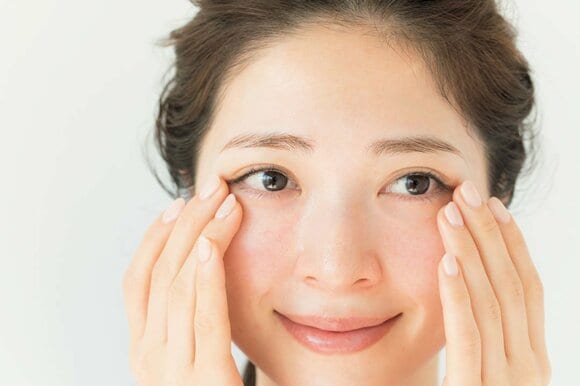 指先で目じりをさわる