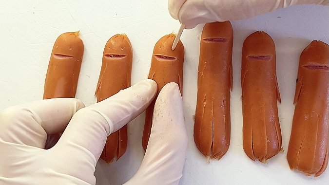 楊枝で目にしたいところに穴を開ける