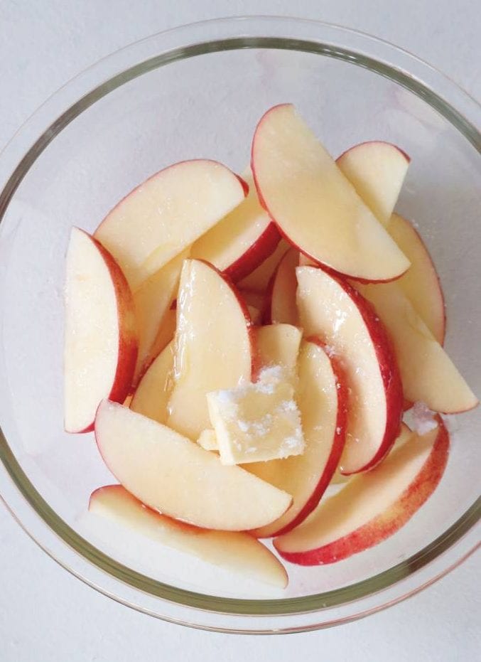 ボウルにカットリンゴ