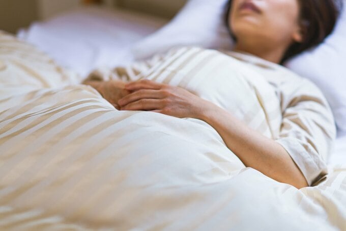 夏の夜、寝ている女性